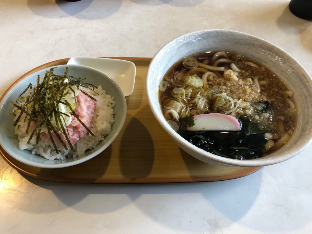 市場食堂楽まるのネギトロ丼とうどん