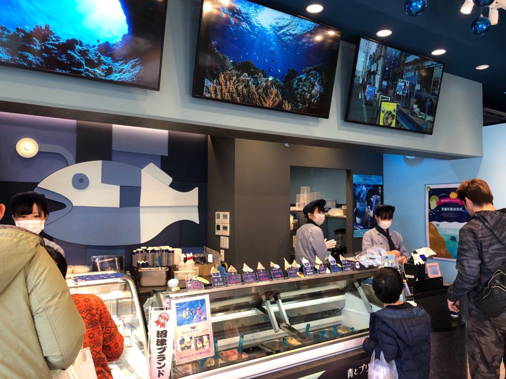 沼津深海プリン工房の売り場