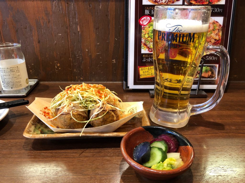 ギンダコハイボール横丁のたこ焼きとビール