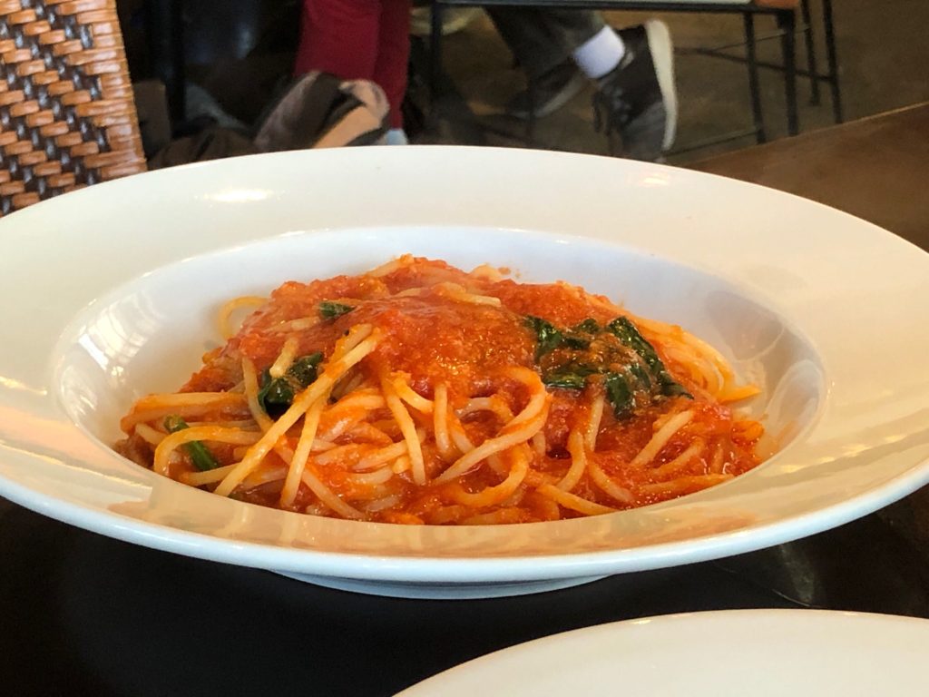 キャボロカフェのずわい蟹のトマトソースパスタ