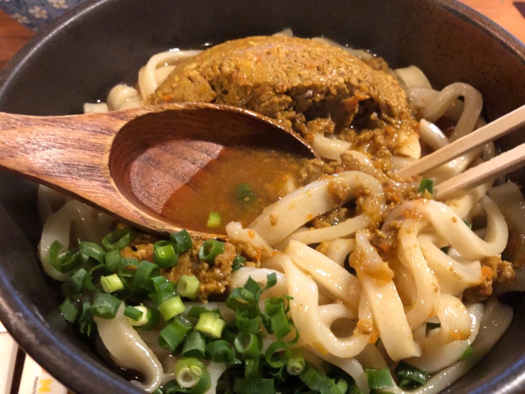 足柄古道万葉うどんのカレーうどんでカレーを溶かす