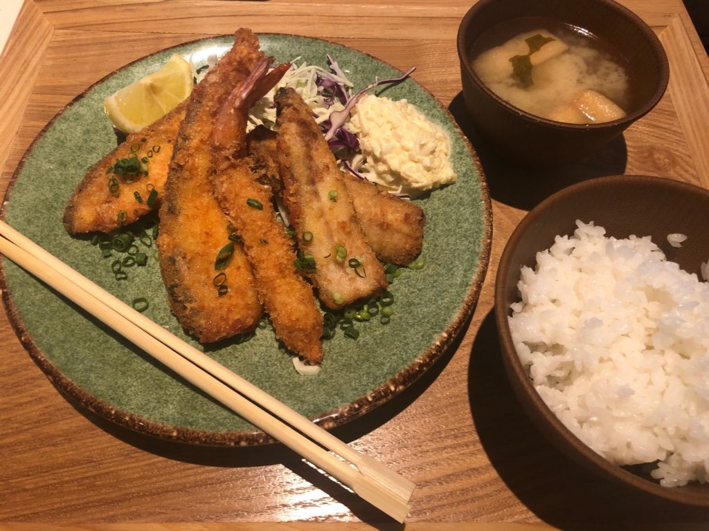 サカナバルのミックスフライ定食